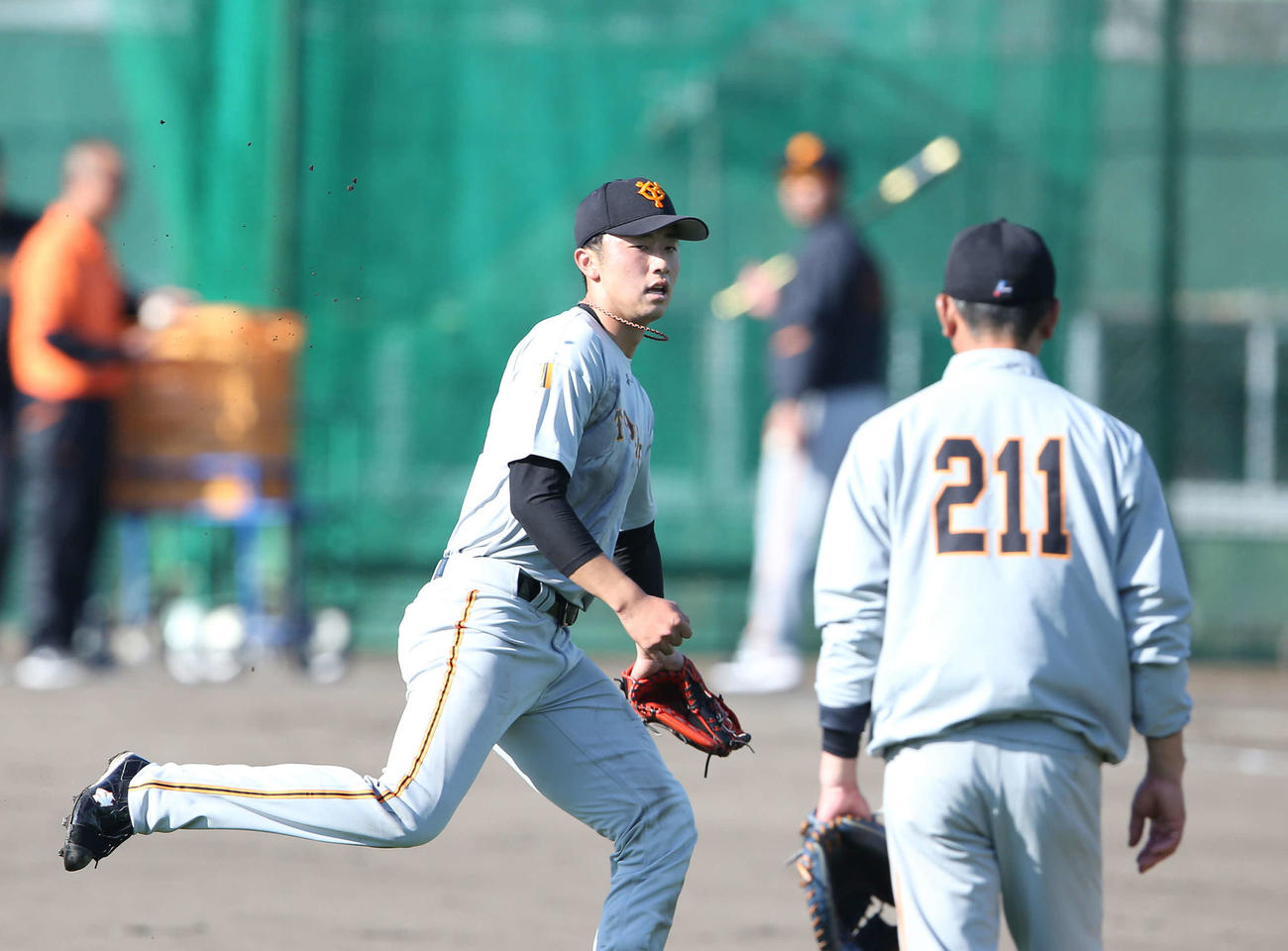 紅白戦後、途中交代となった巨人直江（左）は阿部2軍監督（後方）から厳しいノックを受ける（撮影・河野匠）