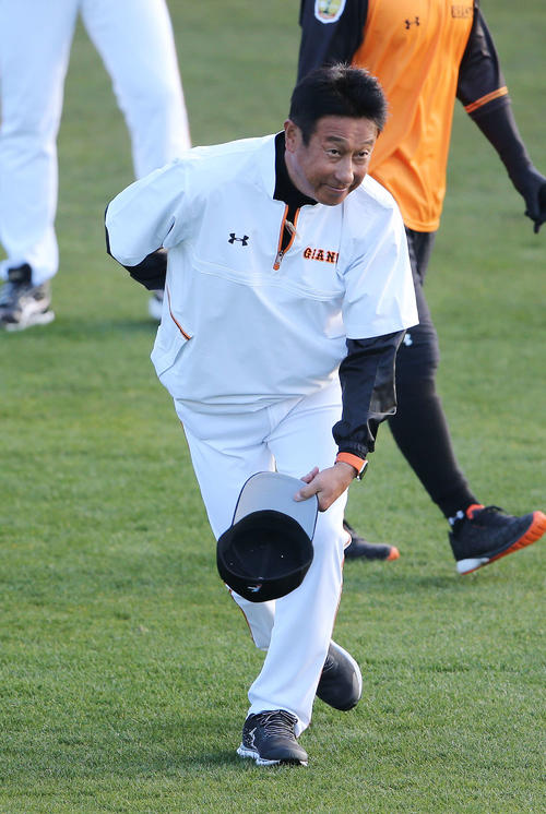 ファンに誕生日を祝われ頭を下げる巨人宮本コーチ（撮影・河野匠）