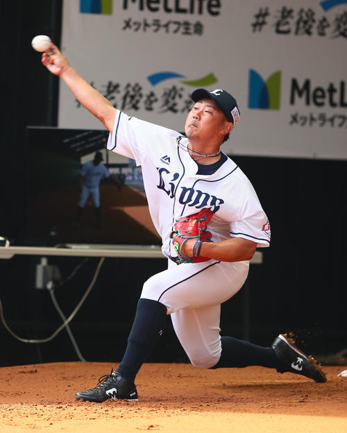 ブルペン投球する西武松坂（撮影・足立雅史）