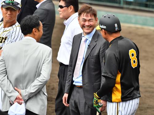 福留孝介（右）宮本慎也氏（左）と談笑する岩瀬仁紀氏（撮影・上田博志）