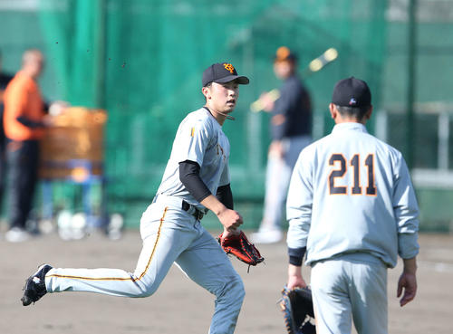紅白戦後、途中交代となった巨人直江（左）は阿部2軍監督（後方）から厳しいノックを受ける（撮影・河野匠）