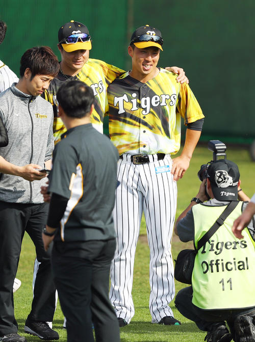 1日キャプテンの阪神片山（右）と守屋は肩を組み笑顔で記念撮影する（撮影・前田充）