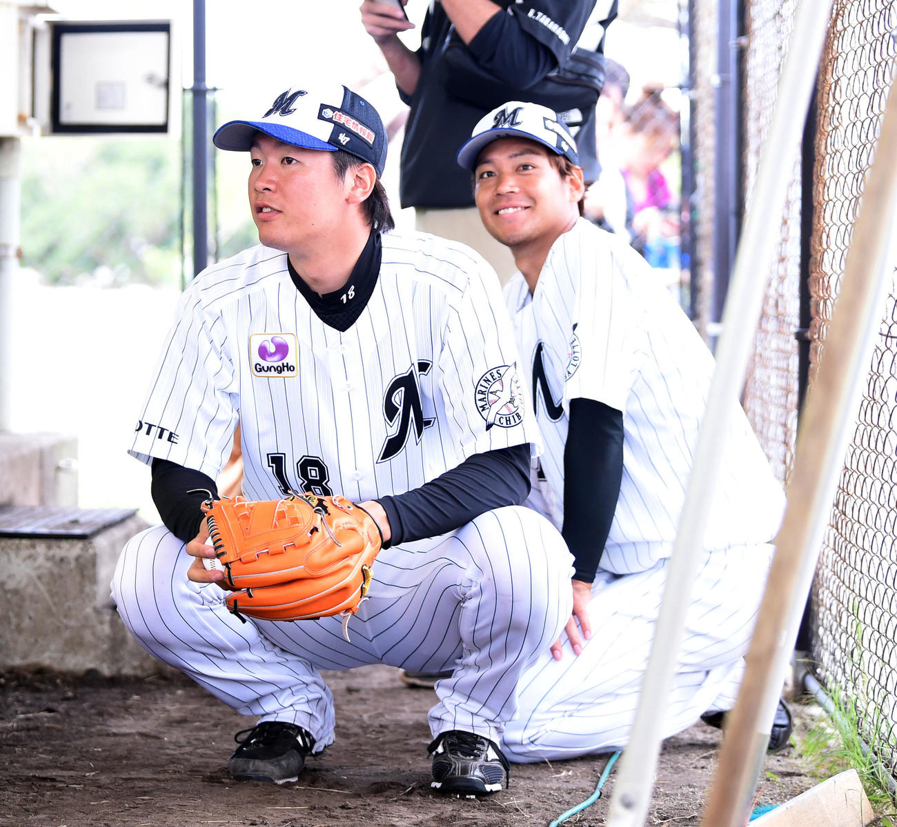 ロッテ佐々木朗希の投球を見学するロッテ二木（左）と佐々木千（撮影・横山健太）