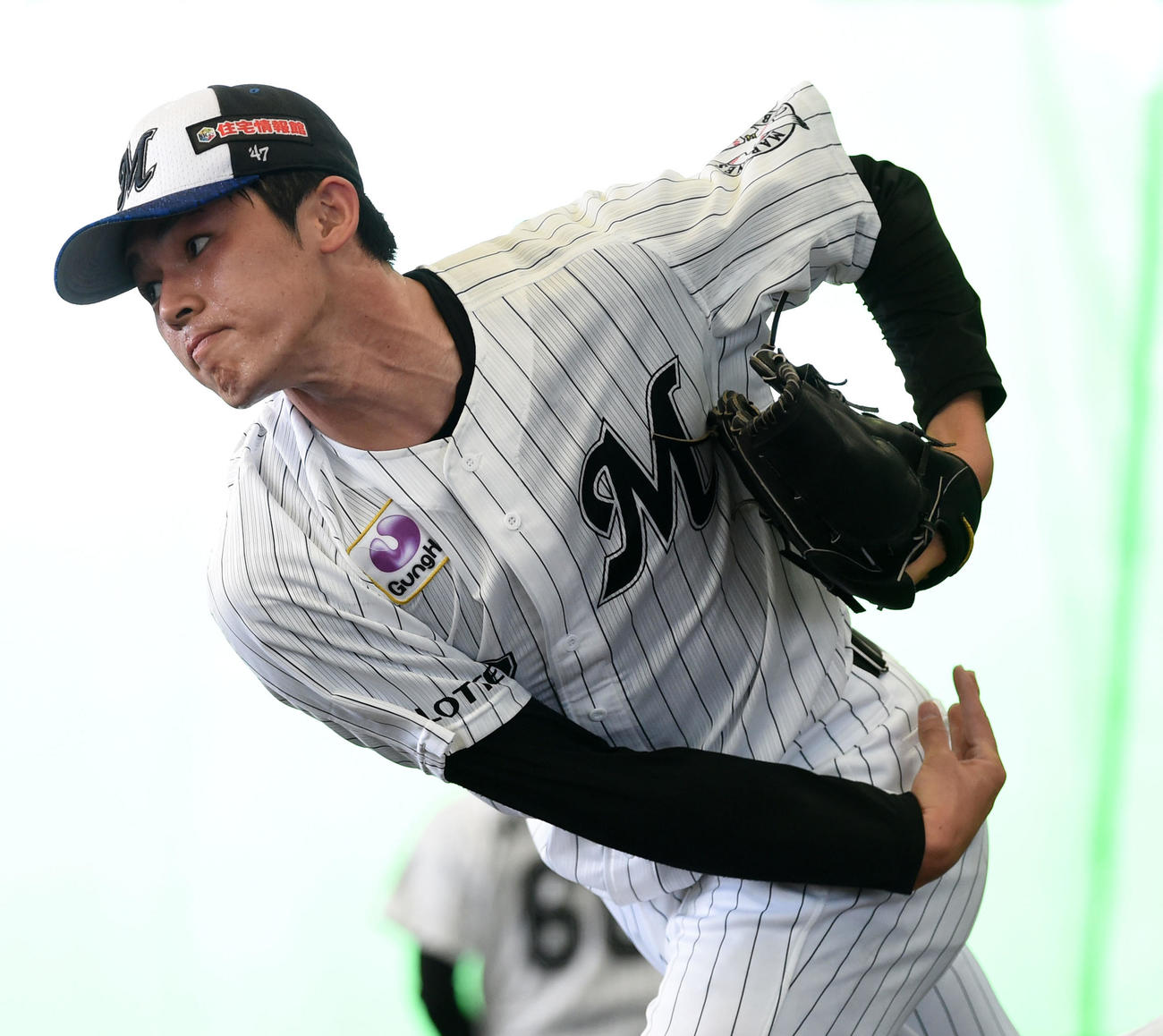 初のブルペン入りを果たしたロッテ佐々木朗（撮影・横山健太）