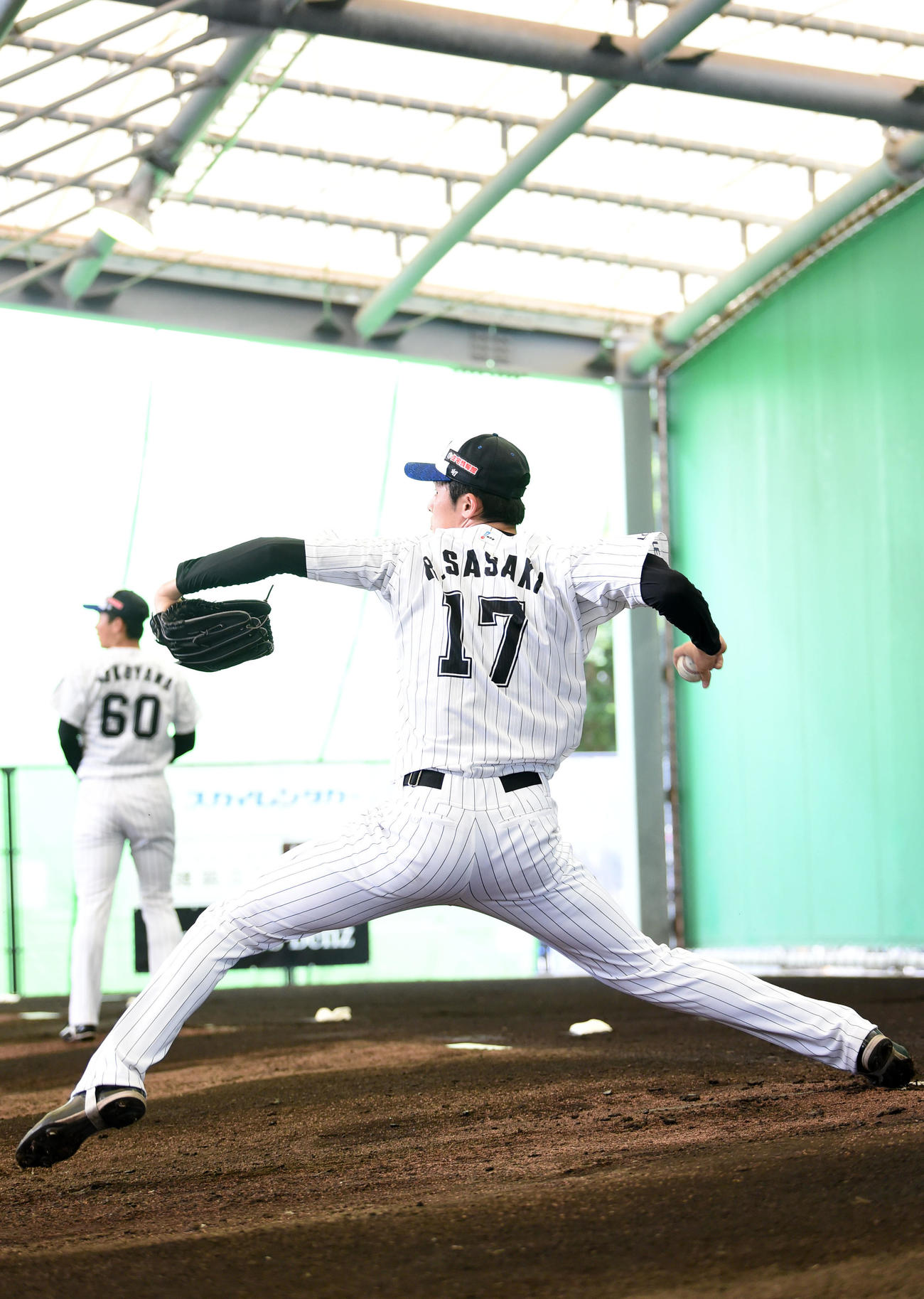 ブルペンで投球するロッテ佐々木朗（撮影・横山健太）