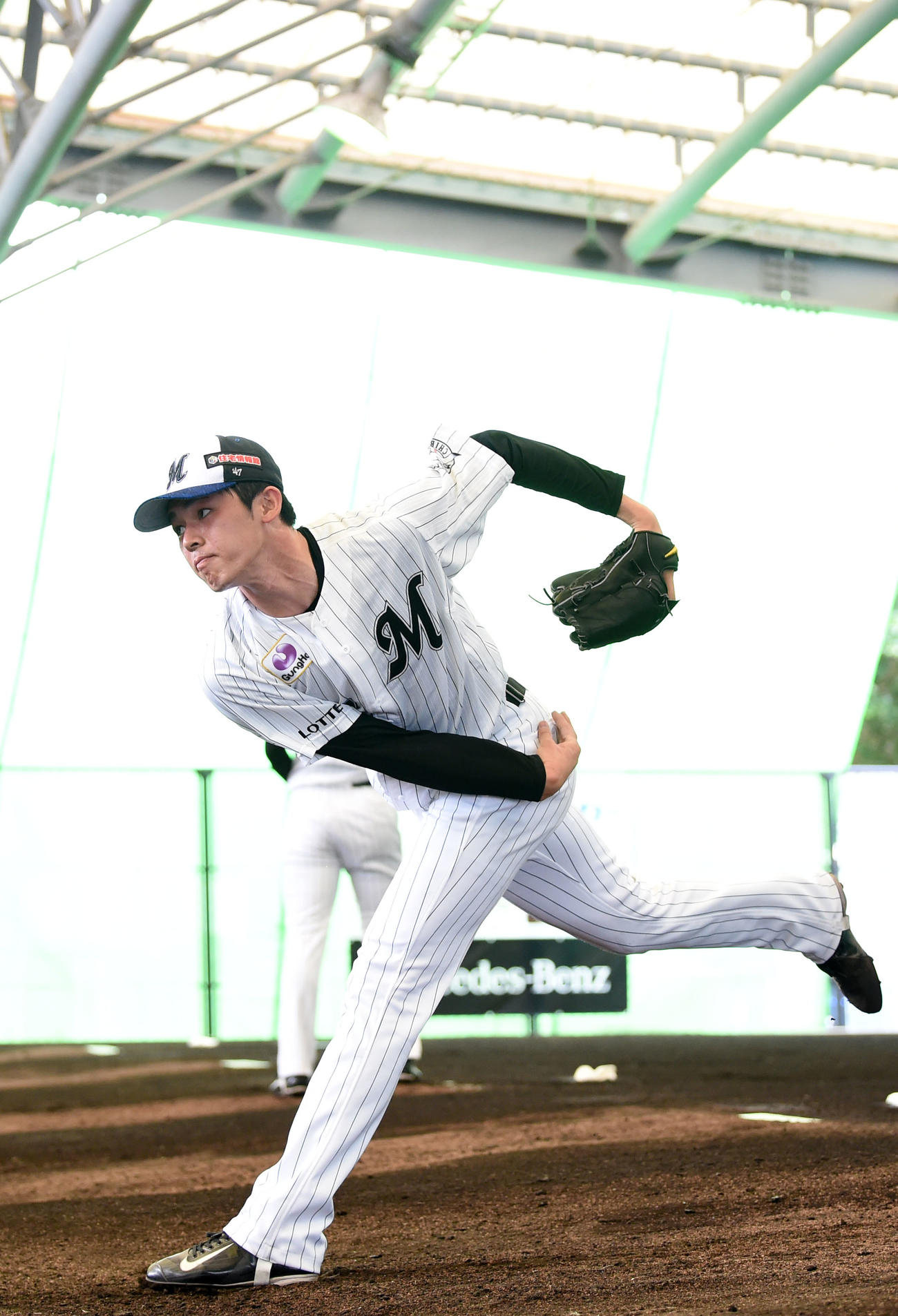 ブルペンで投球するロッテ佐々木朗（撮影・横山健太）