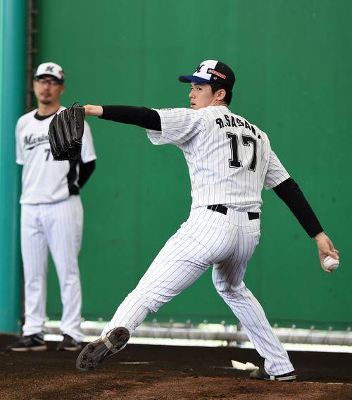 初のブルペン入りを果たしたロッテ佐々木朗(右)。左は吉井コーチ(撮影・横山健太)