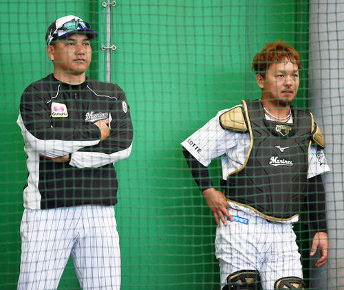 ロッテ佐々木朗の投球をネット裏から見学する井口監督(左)と田村(撮影・横山健太)