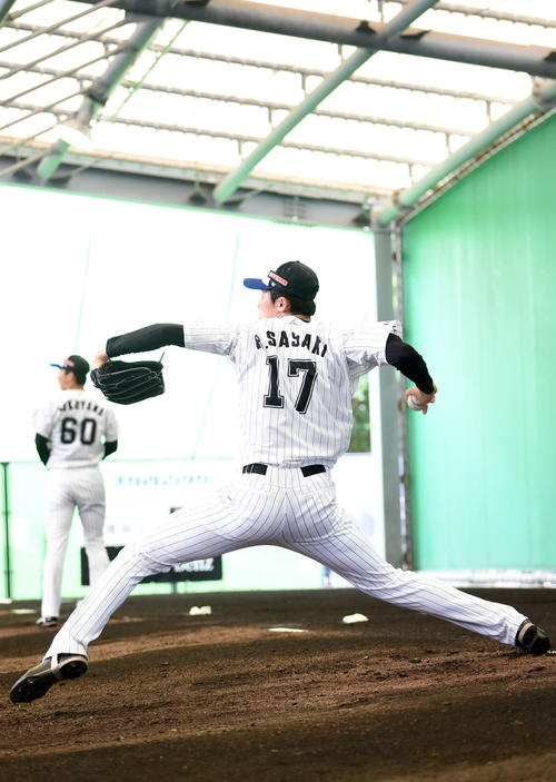 ブルペンで投球するロッテ佐々木朗(撮影・横山健太)