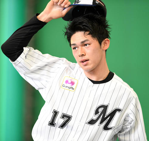 汗だくになりながらブルペンで投球練習するロッテ佐々木朗(撮影・横山健太)