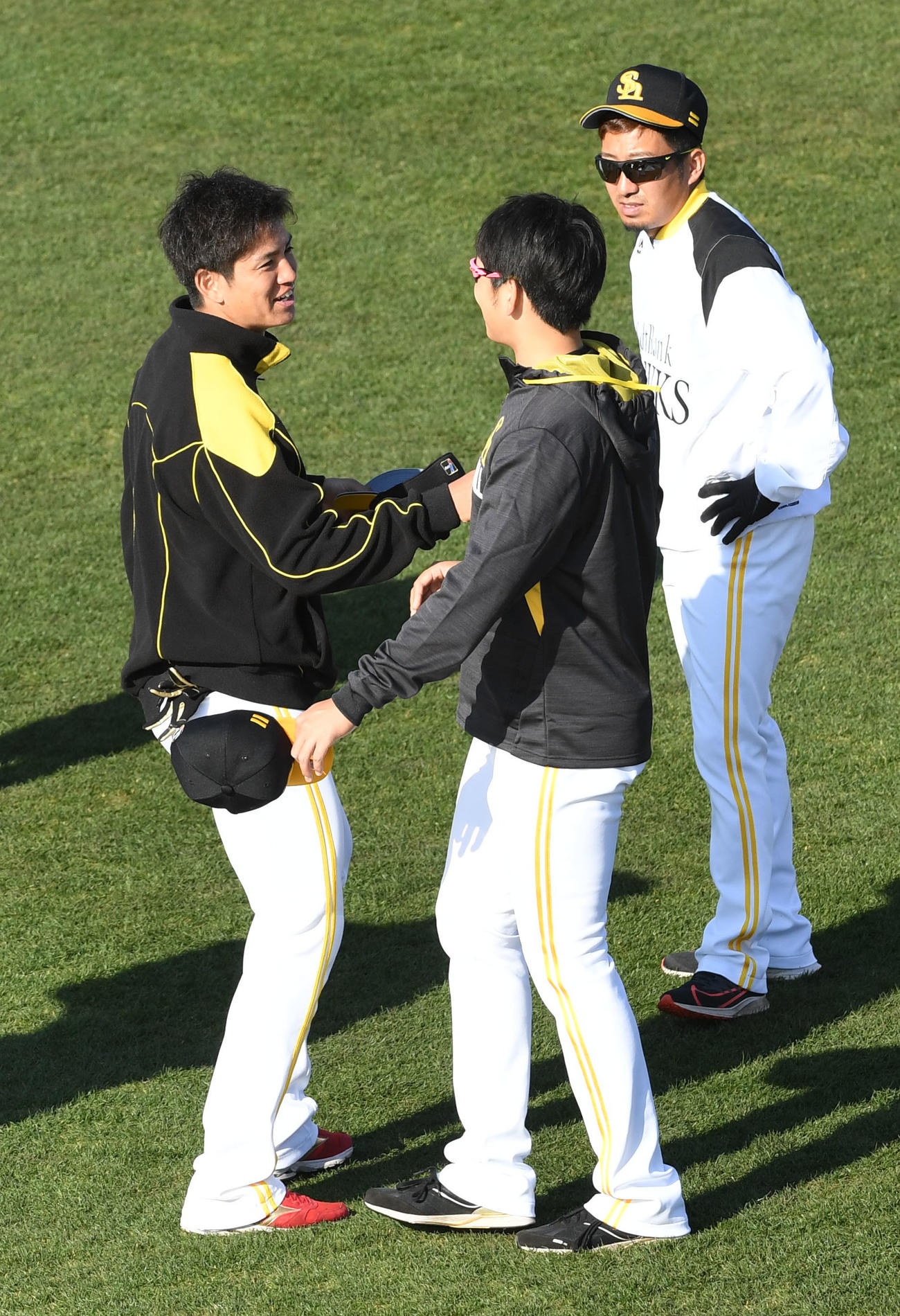 ソフトバンク春季キャンプで石川柊太と話をする高橋礼（左）（撮影・今浪浩三）