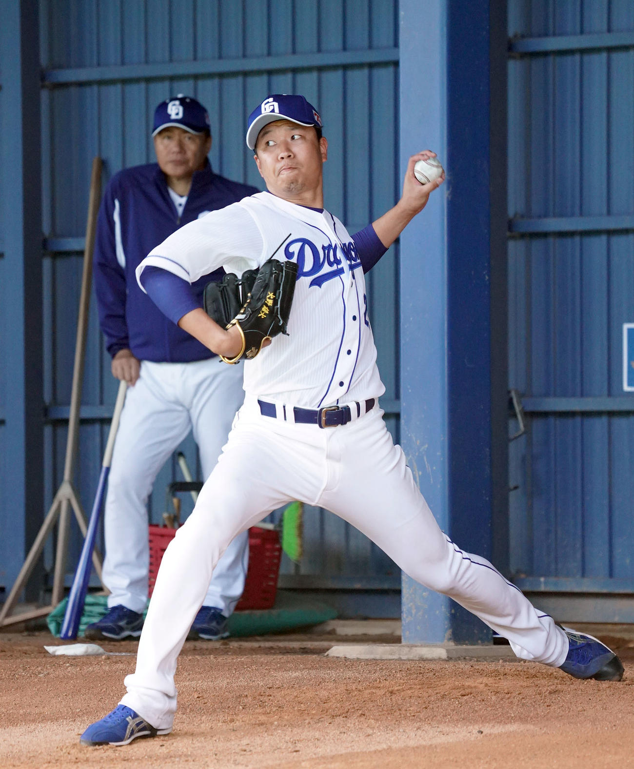2月1日、ブルペンで投球練習をする中日大野。後方は与田監督（撮影・森本幸一）