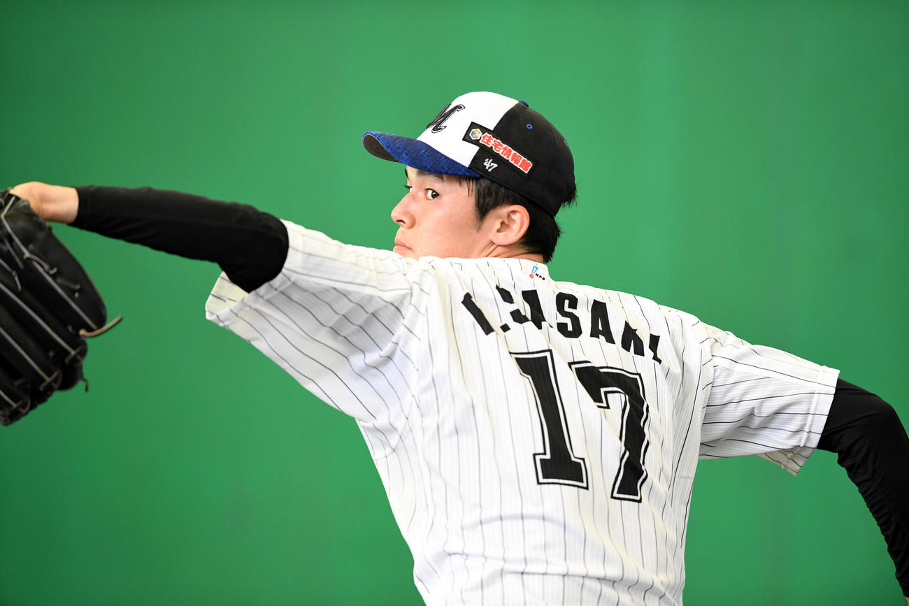 初のブルペン入りを果たしたロッテ佐々木朗（撮影・横山健太）