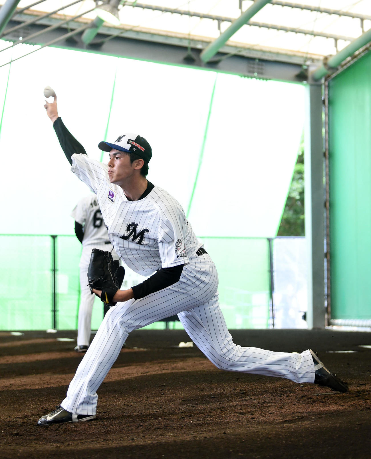 初のブルペン入りを果たしたロッテ佐々木朗（撮影・横山健太）