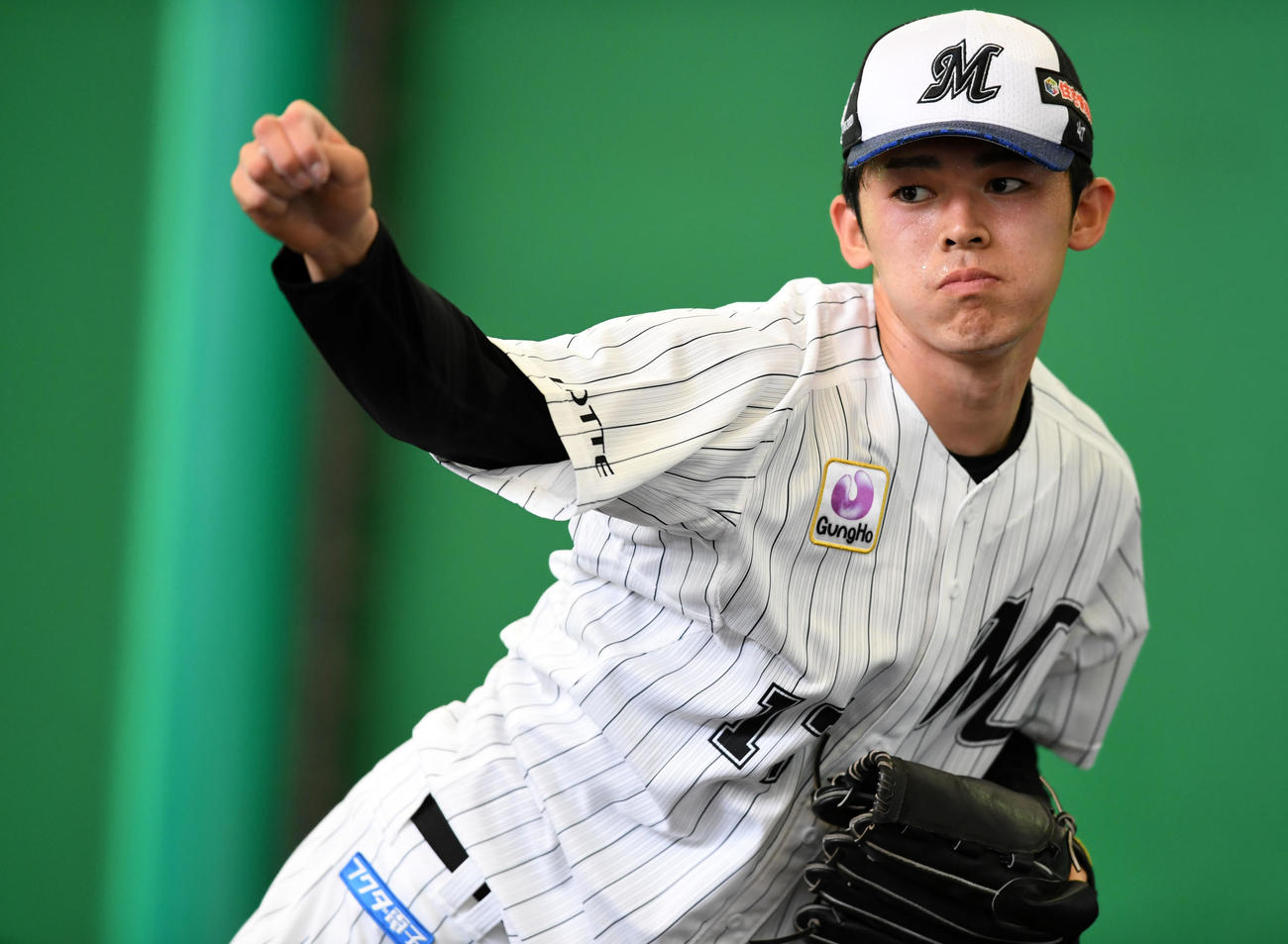 初のブルペン入りを果たしたロッテ佐々木朗（撮影・横山健太）
