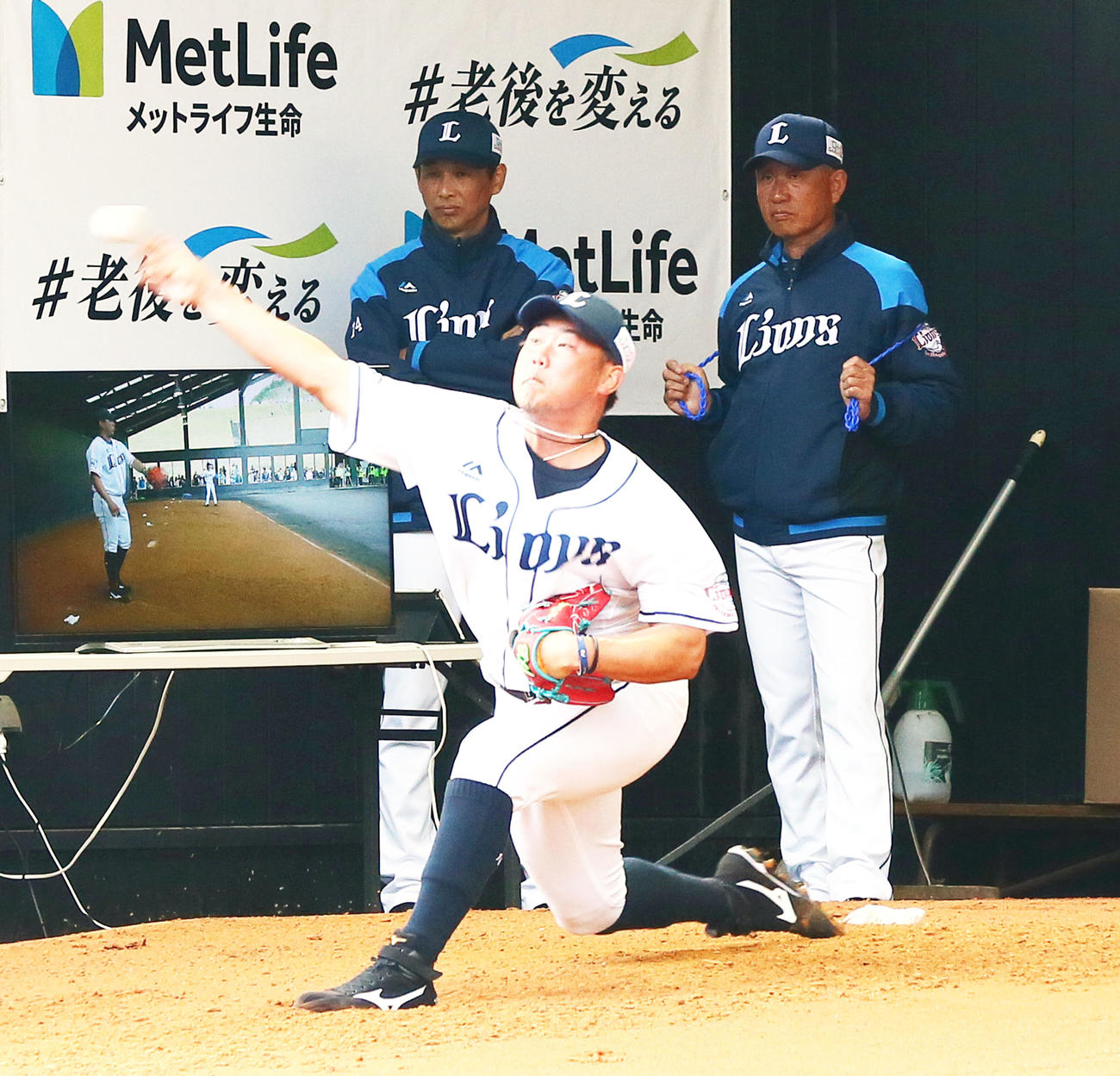 ブルペン投球する西武松坂（手前）を見つめる辻監督（右）と西口コーチ（撮影・足立雅史）