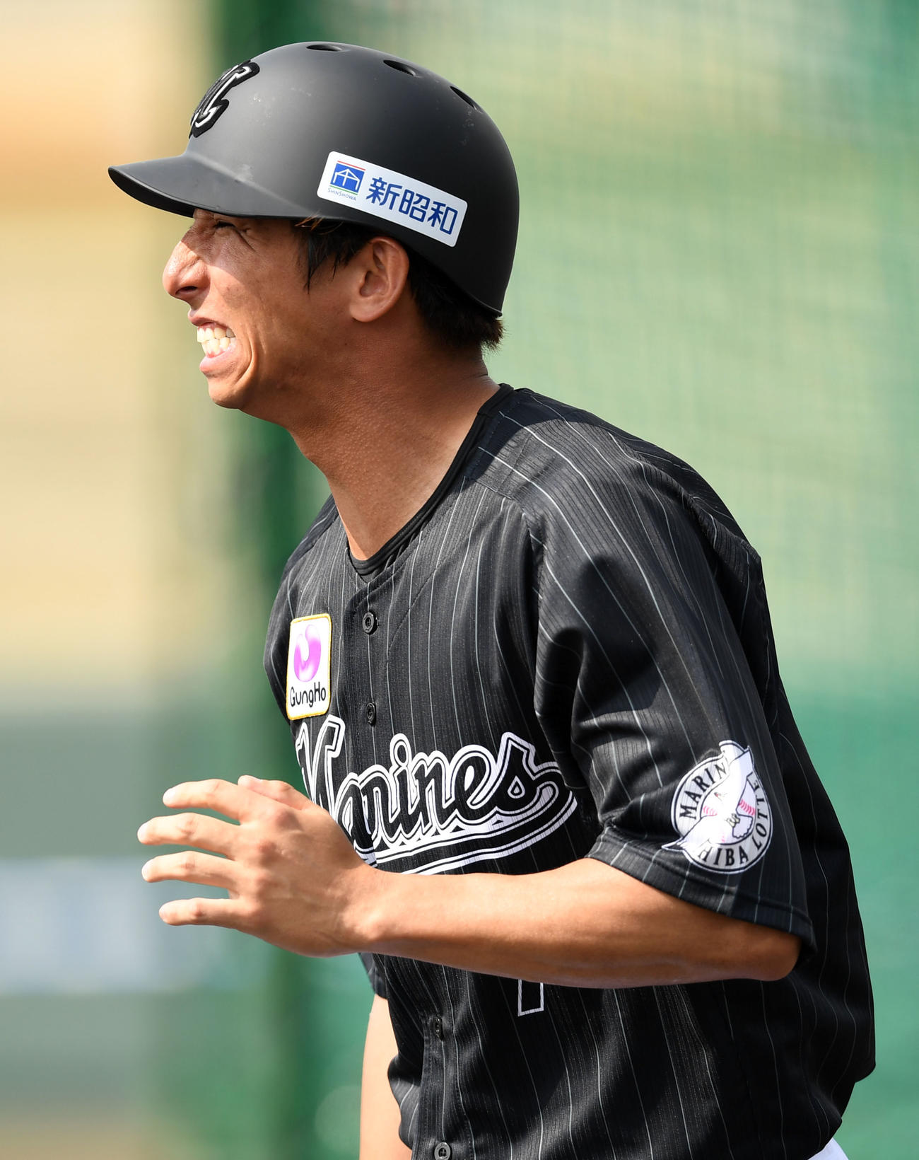 ロッテ藤原の打球が右肘に直撃し顔をゆがめるロッテ福田秀（2020年2月12日）