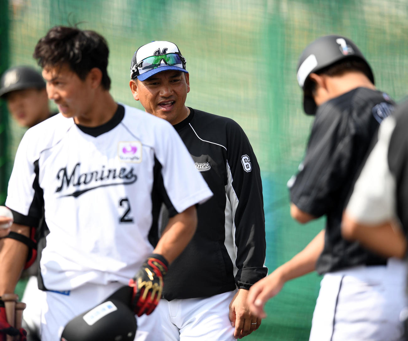 ロッテ藤原（左）の打球が右肘に直撃した福田秀（右）を心配そうに見つめる井口監督（2020年2月12日）