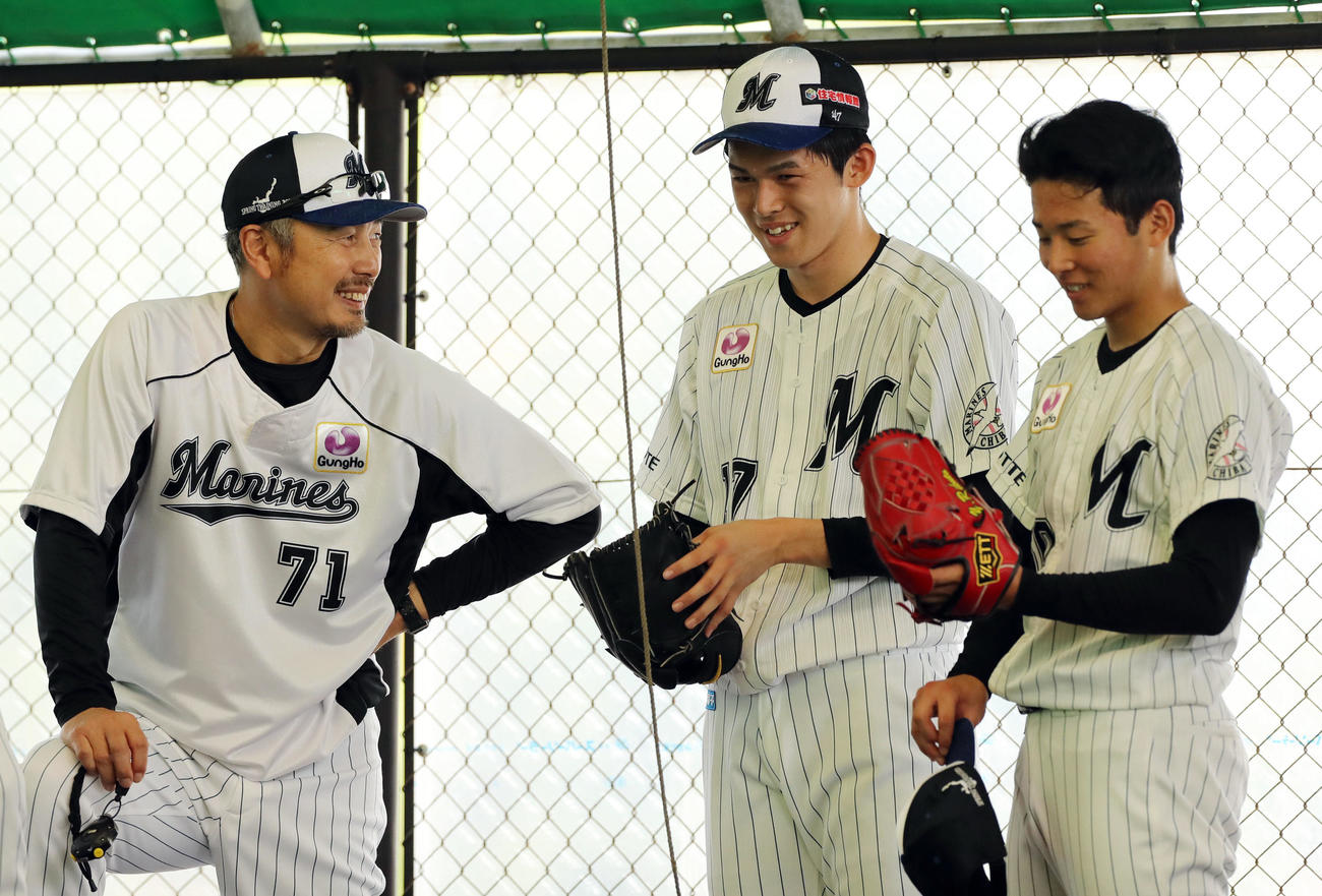 プロ入り初のブルペン投球を終えたロッテ佐々木朗（中央）、横山（右）と笑顔で言葉を交わす吉井投手コーチ（撮影・垰建太）