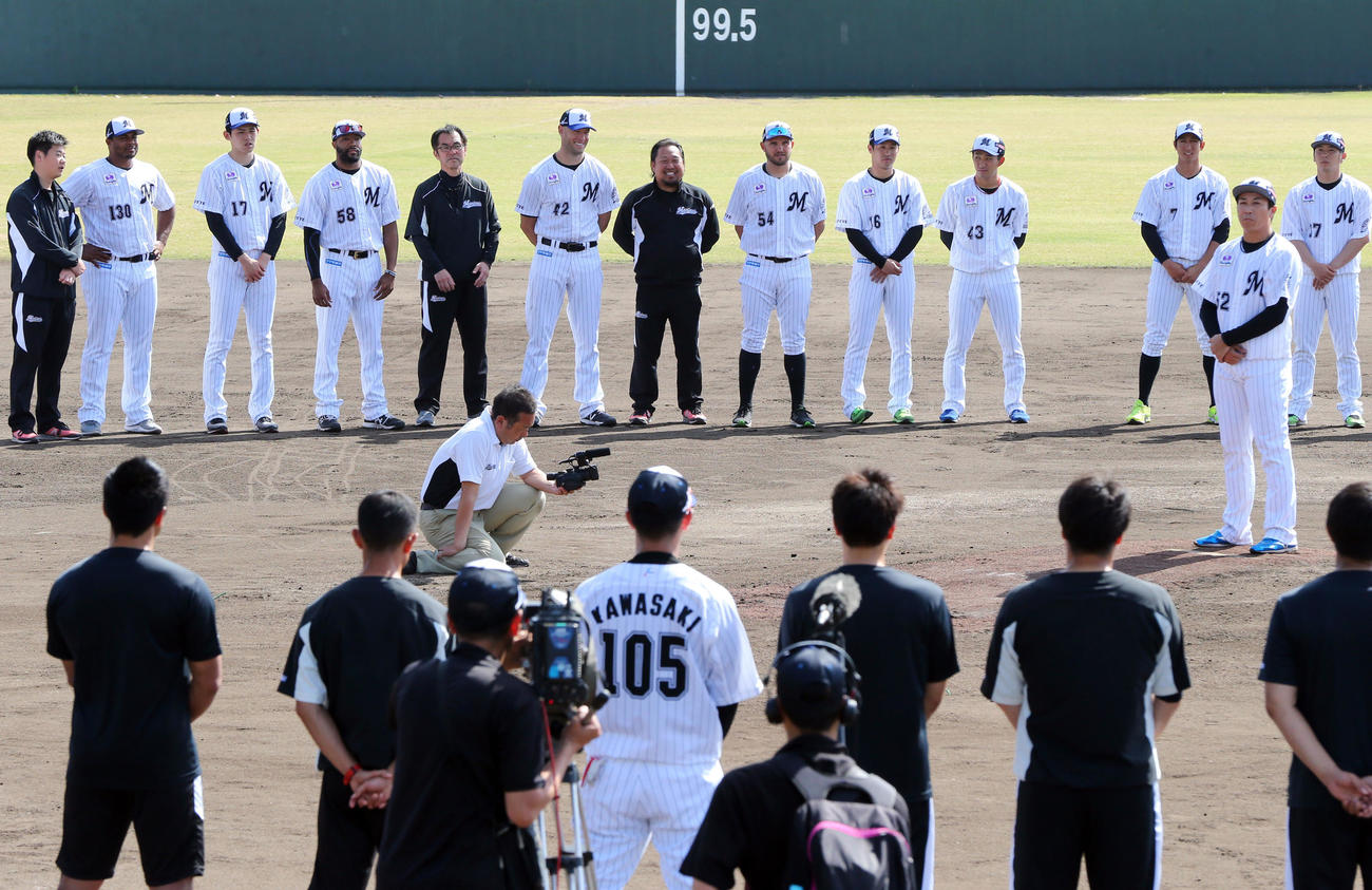 練習の最後、円陣を組んだ佐々木朗（後方左から3人目）らロッテの選手たちは益田のあいさつを聞く（撮影・垰建太）