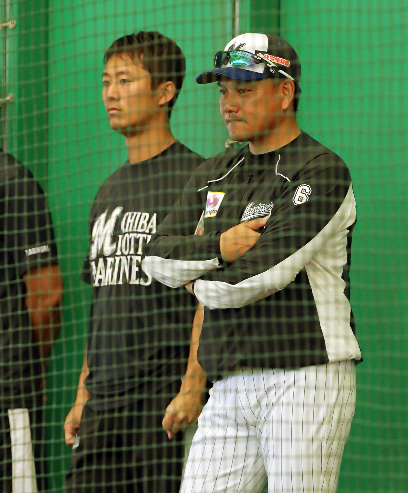 プロ入り初のブルペン投球を行うロッテ佐々木朗希を見つめる井口資仁監督（右）（撮影・垰建太）