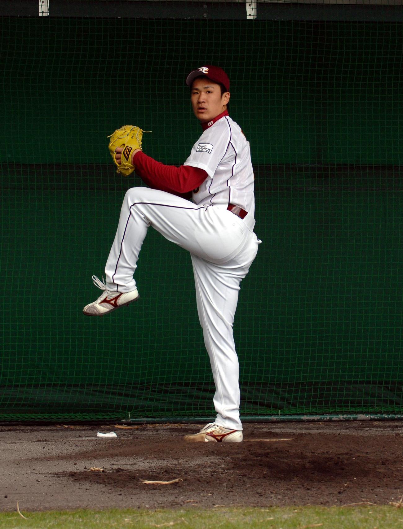 ブルペンで投球を行った楽天田中将大（07年2月1日撮影）