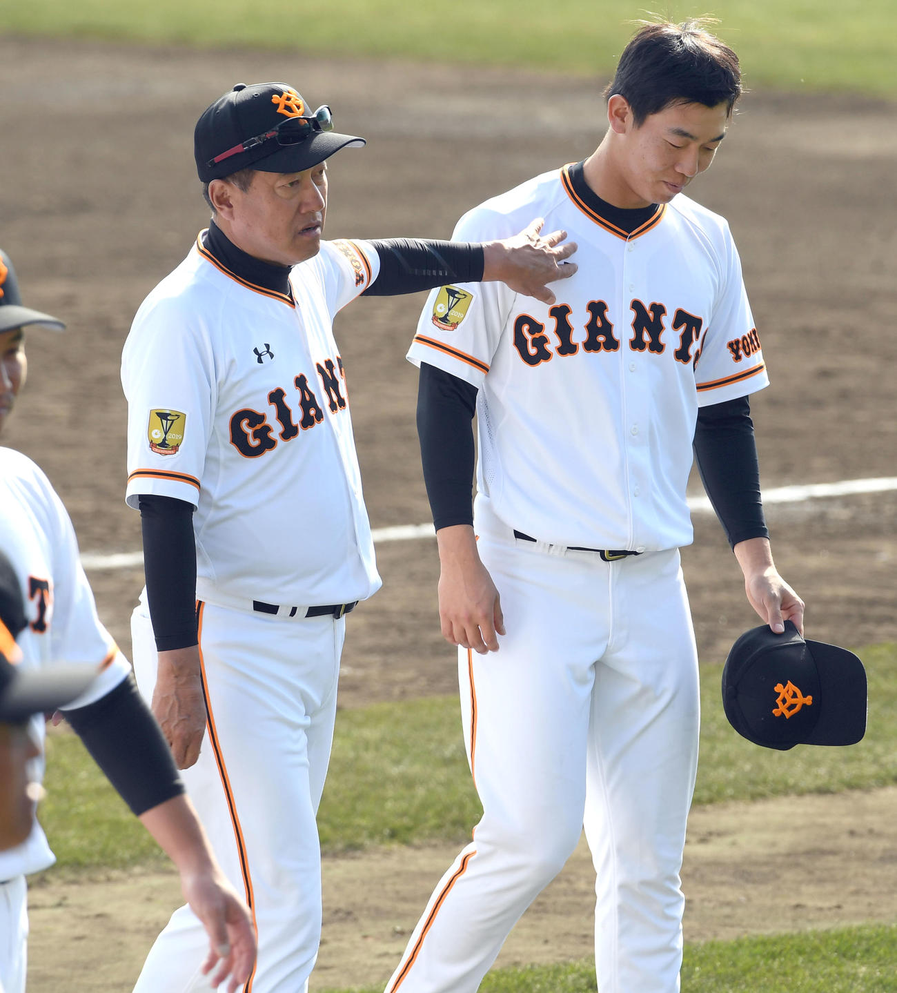 手締め終了後、巨人畠世周（右）に声を掛ける原辰徳監督（撮影・たえ見朱実）