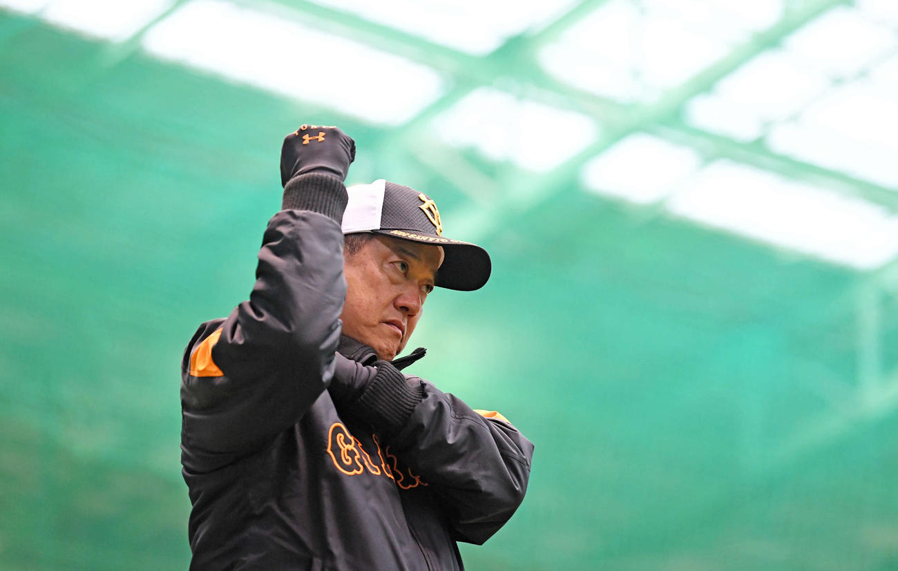 室内練習場で始まった練習を見ながら肩を回す巨人原監督（撮影・加藤諒）