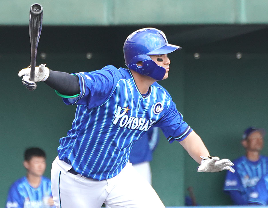 練習試合・中日対DeNA　6回表DeNA1死、右中間へ二塁打を放った佐野（撮影・森本幸一）