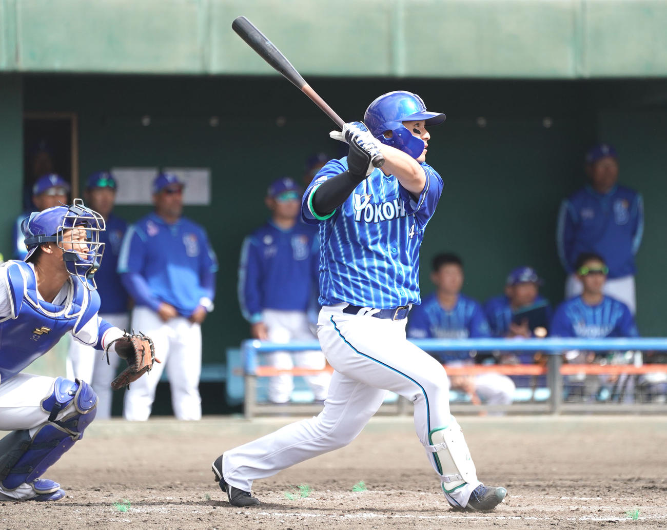 練習試合・中日対DeNA　4回表DeNA無死一塁、右中間へ適時二塁打を放った佐野（撮影・森本幸一）