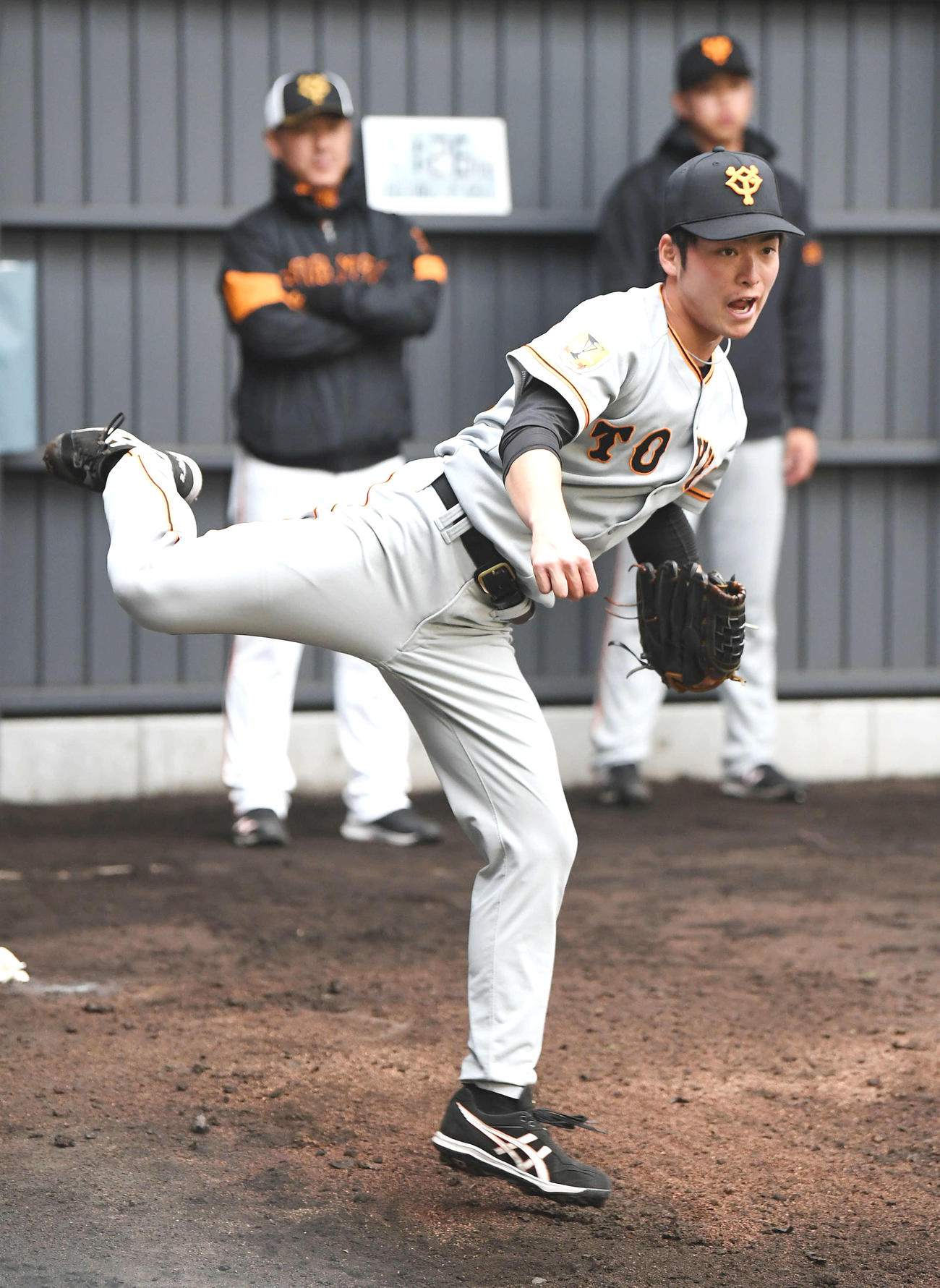 ブルペンで快投を見せる巨人沼田（撮影・加藤諒）