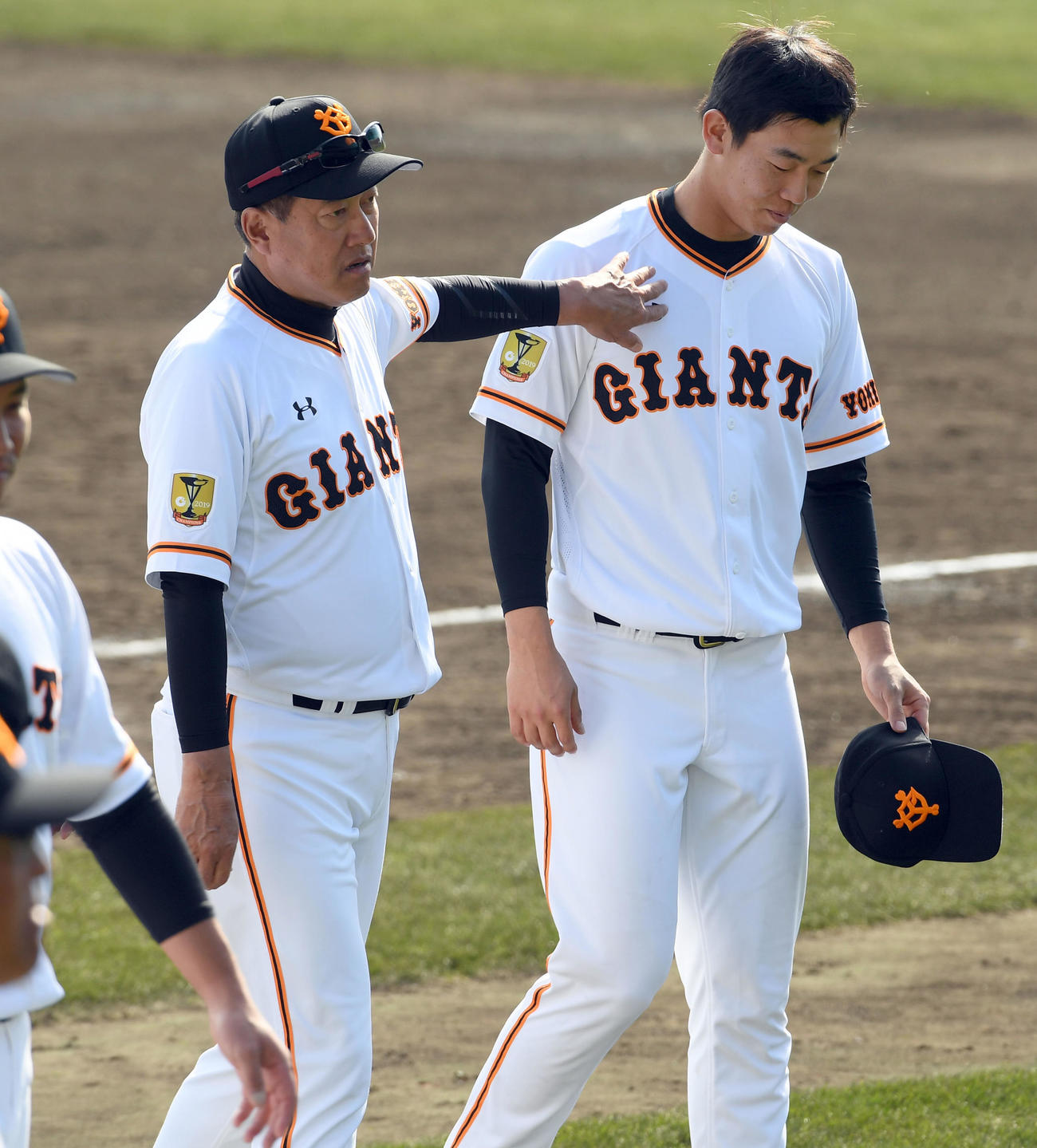 手締め終了後、巨人畠世周（右）に声を掛ける原辰徳監督（撮影・たえ見朱実）