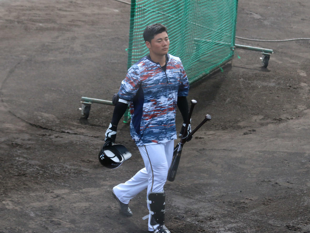 フリー打撃を終えてベンチへ引き上げる日本ハム清宮（撮影・中島宙恵）