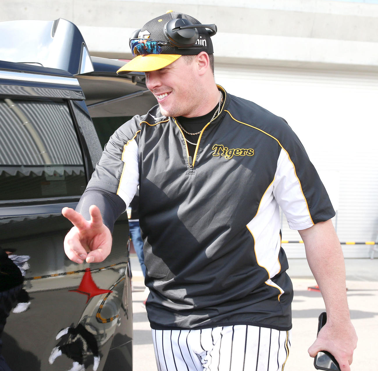 ボーアは練習を終えピースサインで車に乗り込む（撮影・上山淳一）