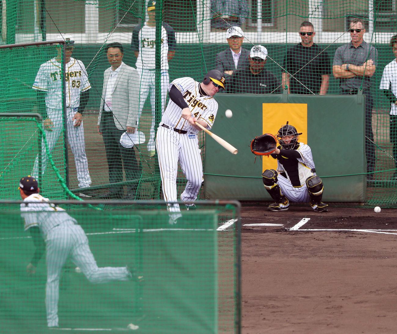 シーツ駐米スカウト（後方右端）とウィリアムス駐米スカウト（同右から2人目）が見守る中、ランチ特打を行うボーア。打撃投手を務めるのは西勇（撮影・前田充）
