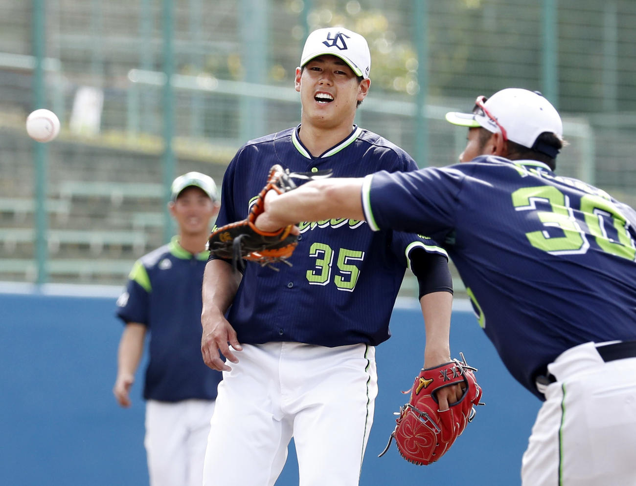 シート打撃に登板したヤクルト杉山（中央）（共同）