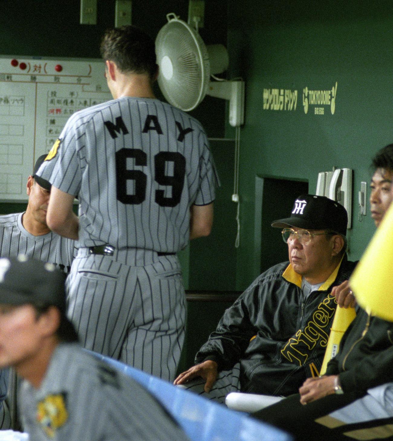 阪神・野村克也監督（右）の横を通り過ぎるダレル・メイ（1999年5月29日撮影）