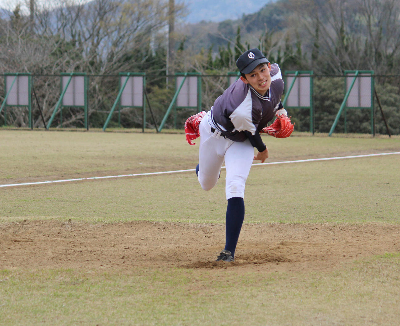 ロッテ佐々木朗の19年初ブルペンはグラウンドコートを着ていた（撮影・金子真仁）