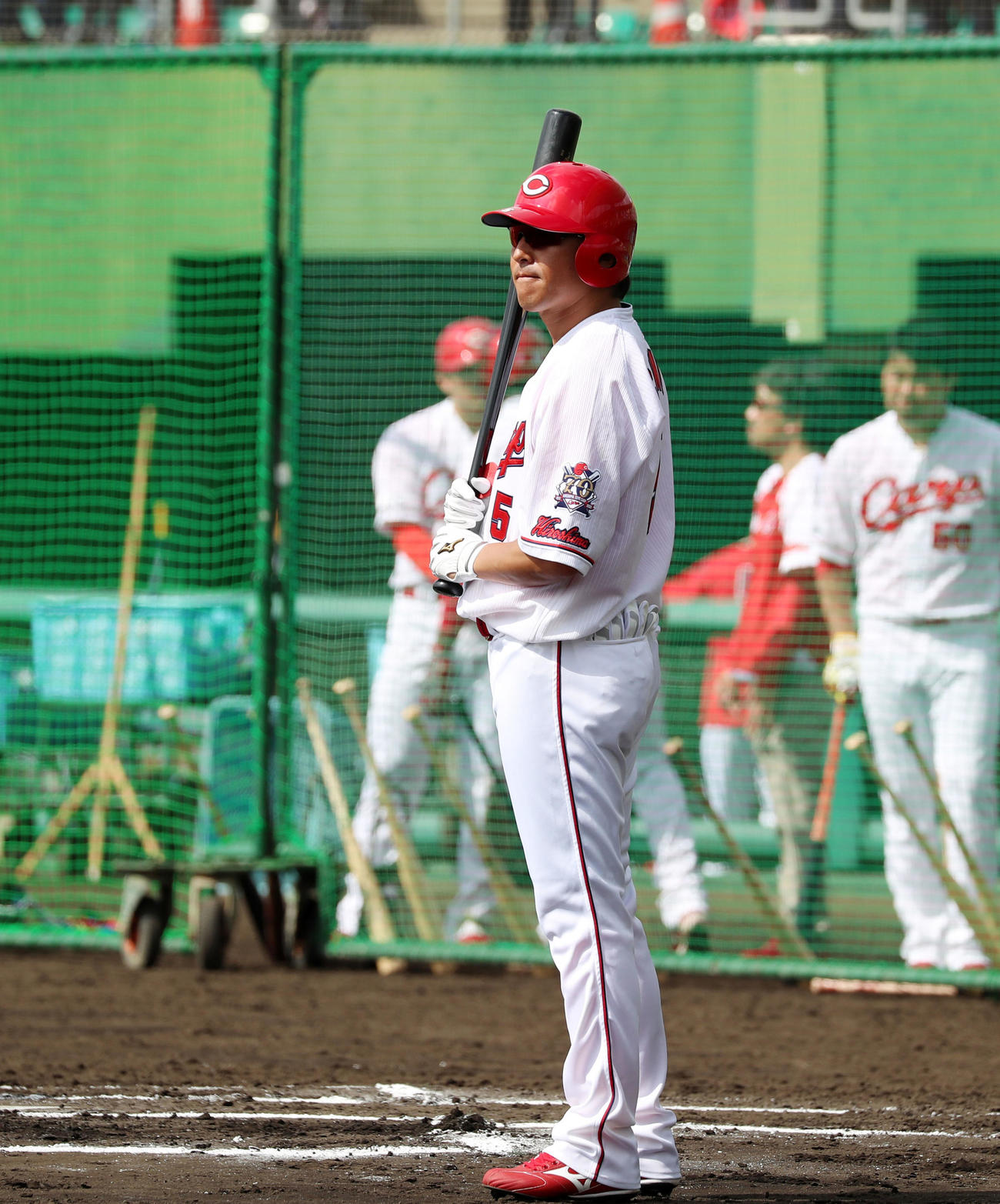 実戦打撃練習の打席に向かう長野（撮影・加藤哉）