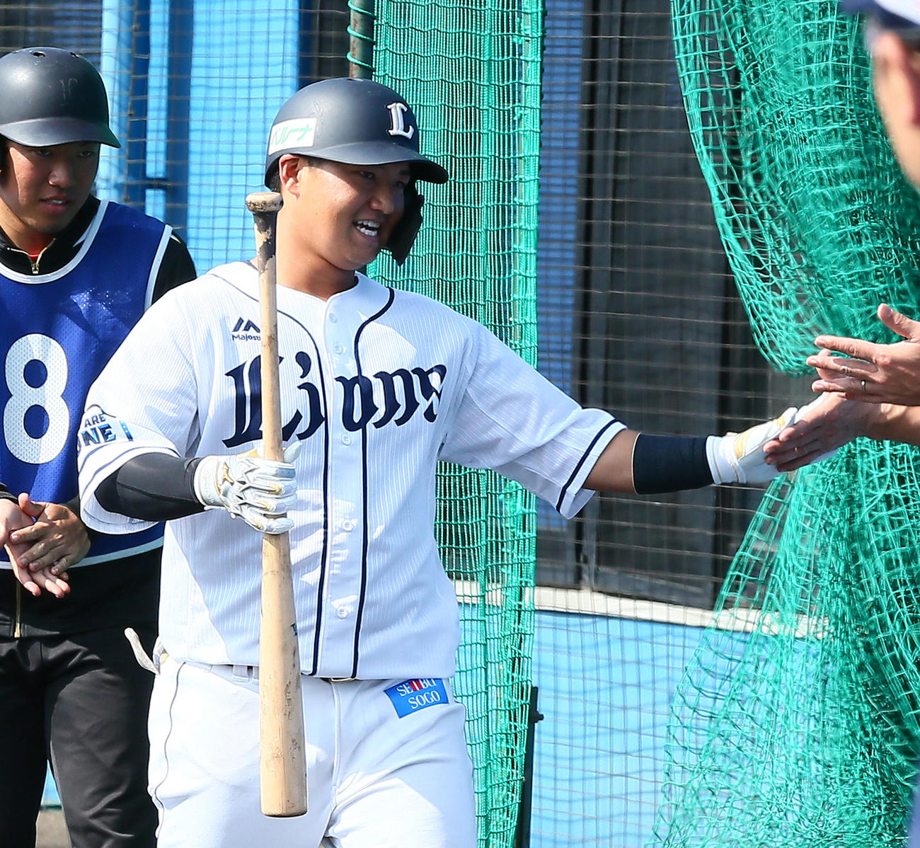 紅白戦　2回裏白組2死一塁、左越え2点本塁打を放ち笑顔でタッチを交わす佐藤（撮影・足立雅史）