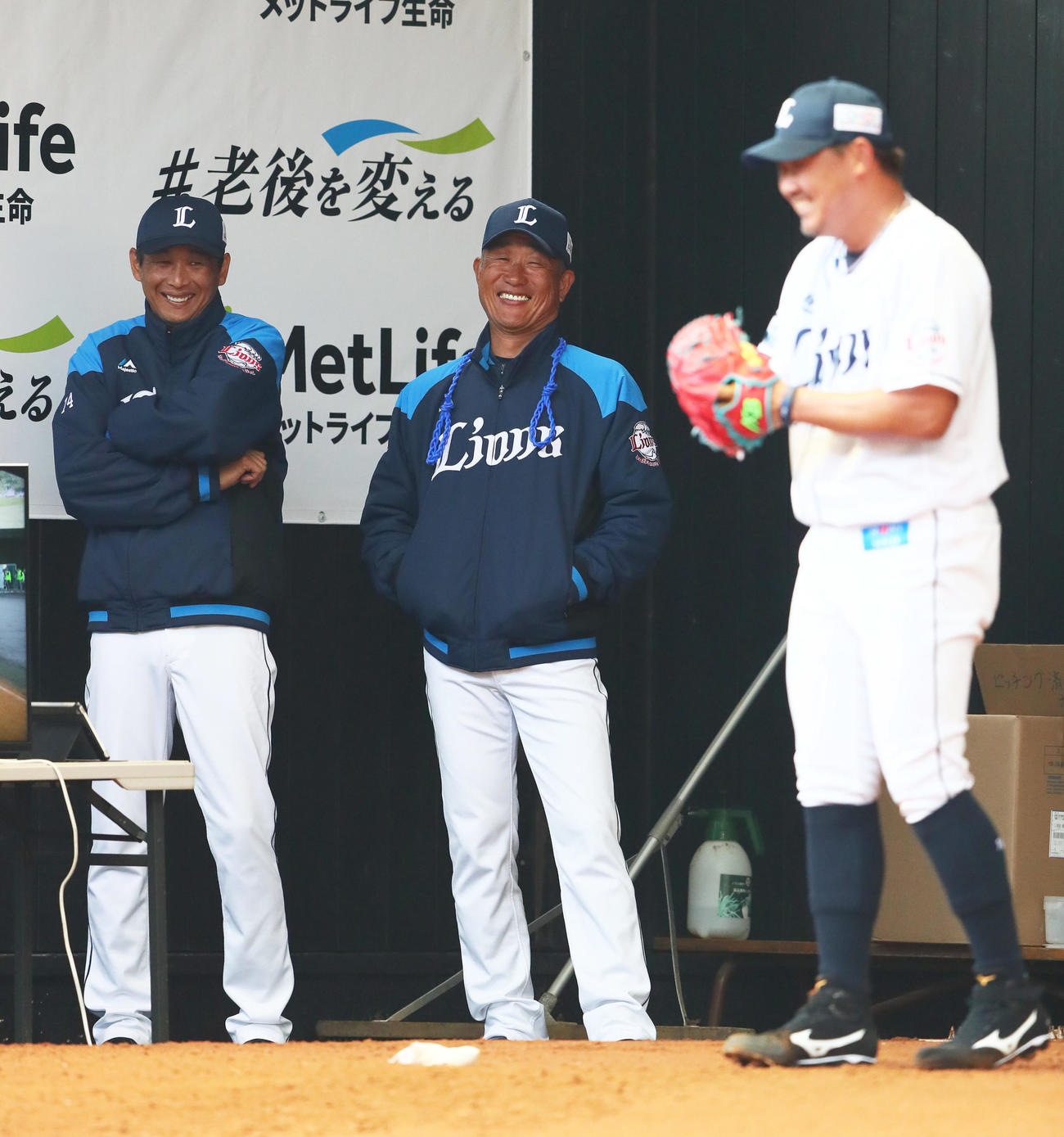 ブルペンの西武松坂（右）に笑顔で声をかける辻監督（中央）と西口コーチ（撮影・足立雅史）
