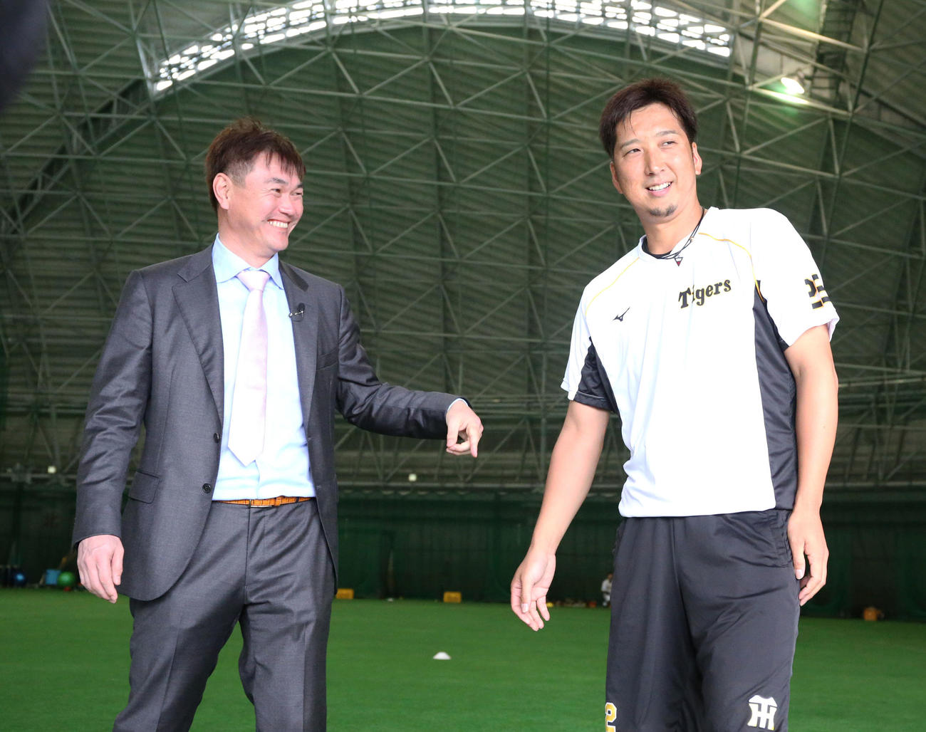 宜野座を訪れた岩瀬仁紀氏（左）の激励を受けた藤川（撮影・上山淳一）
