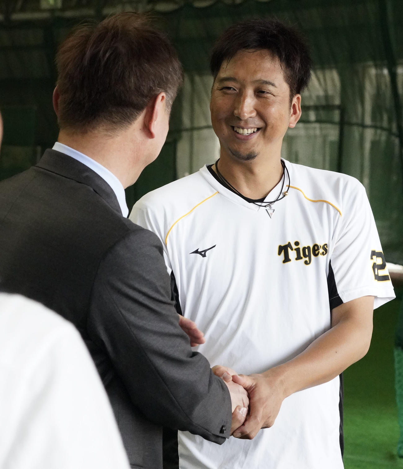 宜野座を訪れた岩瀬仁紀氏（左）と握手する藤川（撮影・上山淳一）