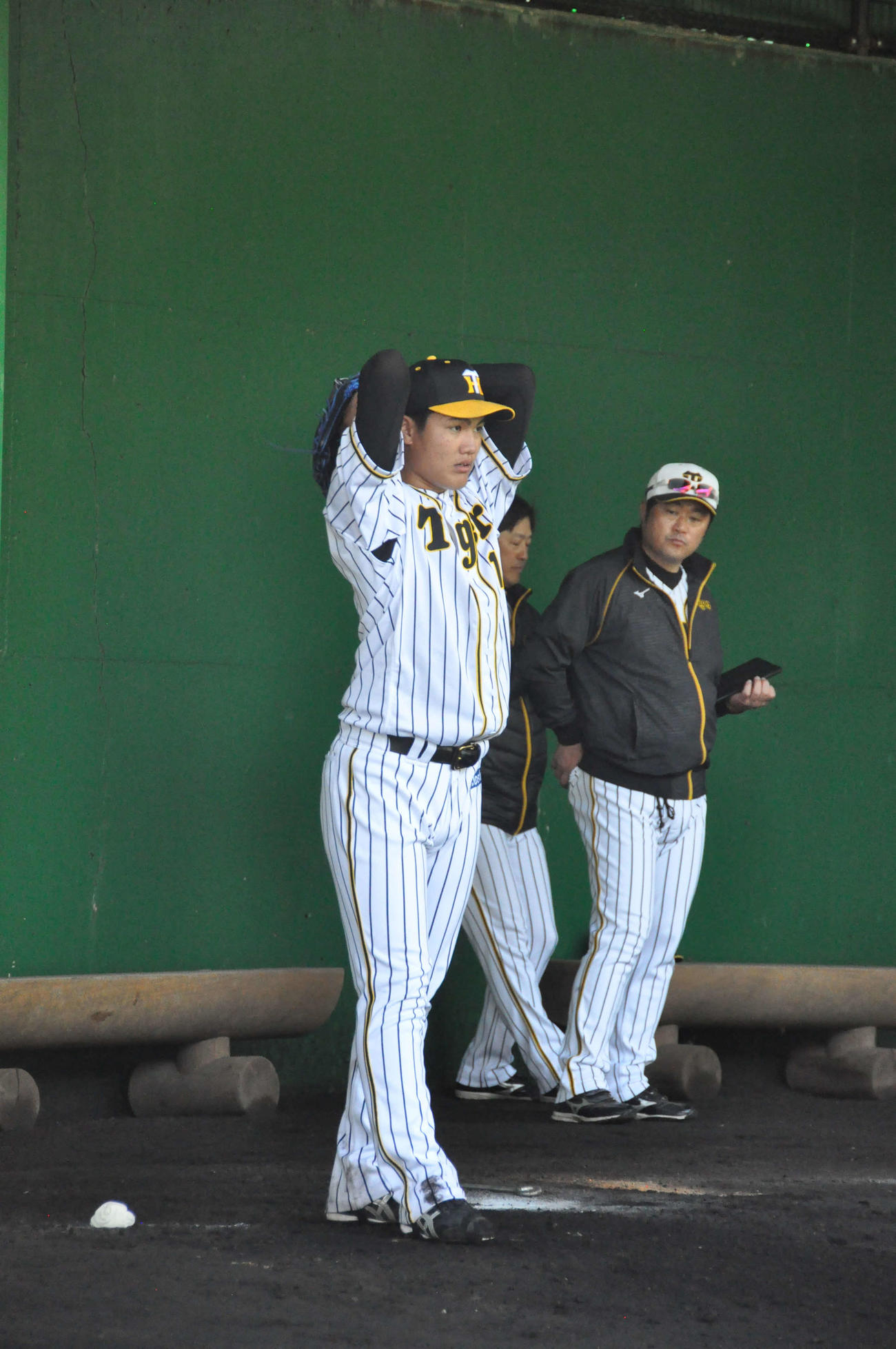 阪神ドラフト1位西純矢投手（18＝創志学園）は振りかぶって投球する