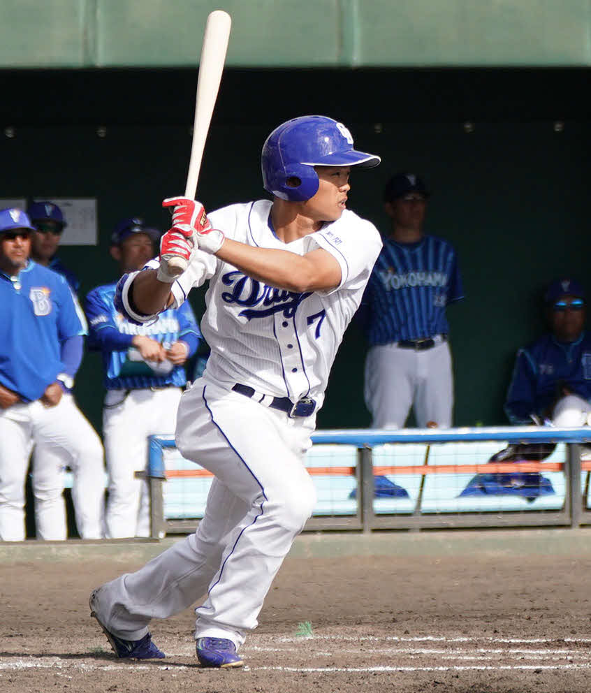 中日対DeNA　7回裏中日2死、根尾は中前打を放つ（撮影・森本幸一）