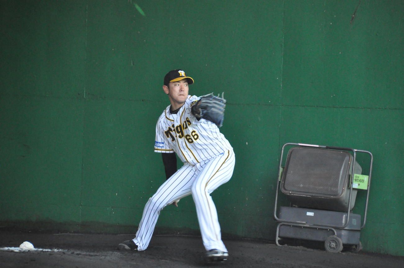 阪神ドラフト6位小川一平投手（22＝東海大九州）は変化球を混ぜ60球ブルペンで投げた