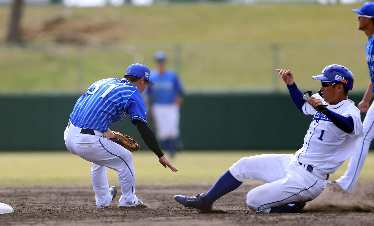 中日対DeNA　5回裏無死一塁、二塁盗塁し、送球が乱れた間に三塁に進む中日京田（右）（撮影・大野祥一）