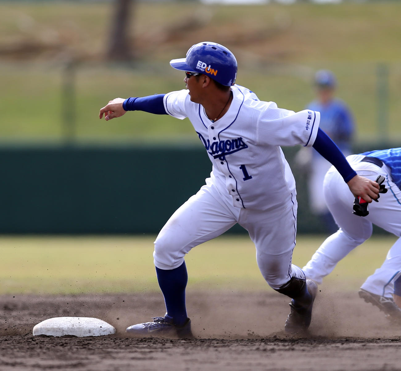 中日対DeNA　5回裏無死一塁、二塁盗塁し、送球が乱れた間に三塁に進む中日京田（撮影・大野祥一）