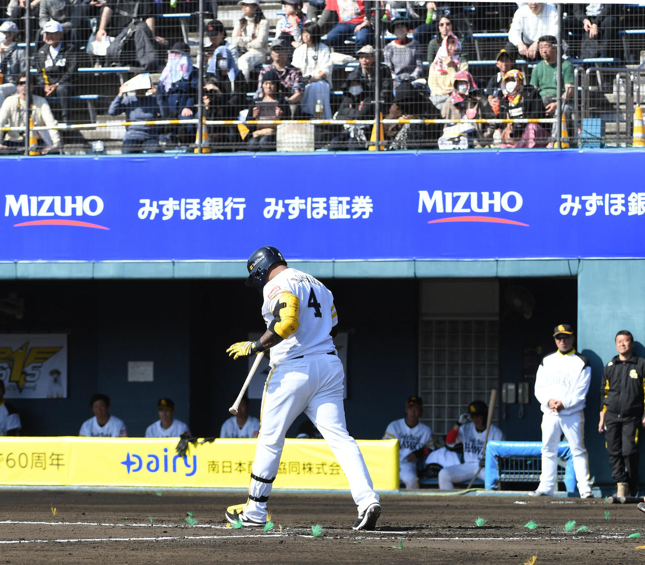 ソフトバンク春季キャンプ　紅白戦2回裏白、ウラディミール・バレンティンは四球を選ぶ（撮影・今浪浩三）