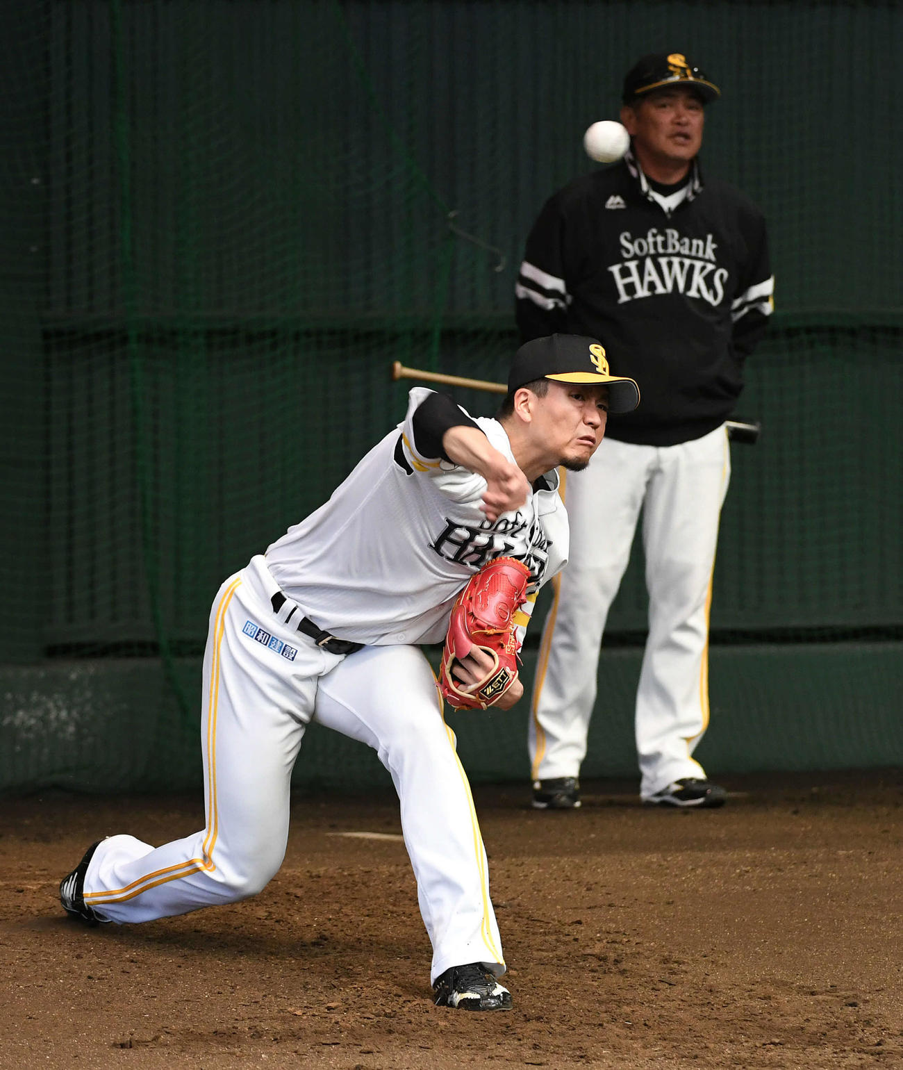 工藤監督が見守る前で投げ込む千賀（撮影・今浪浩三）
